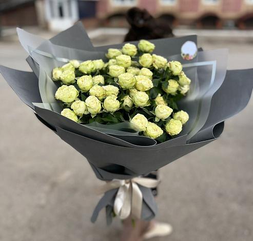 Букет Белые кустовые розы Солинеро в Сасыколи