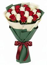Букет Микс из красных и белых роз в Сасыколи