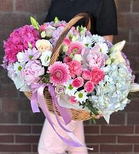 Цветочная композиция из Розы, Хризантемы, Пионы и Лизиантусы в корзине в Сасыколи