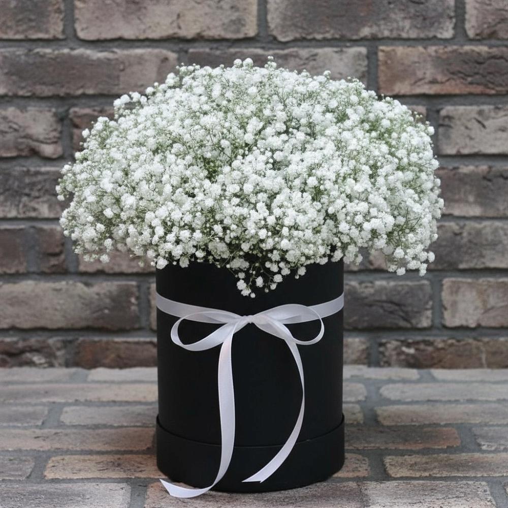 Цветочная композиция из Гипсофила в шляпной коробке в Сасыколи