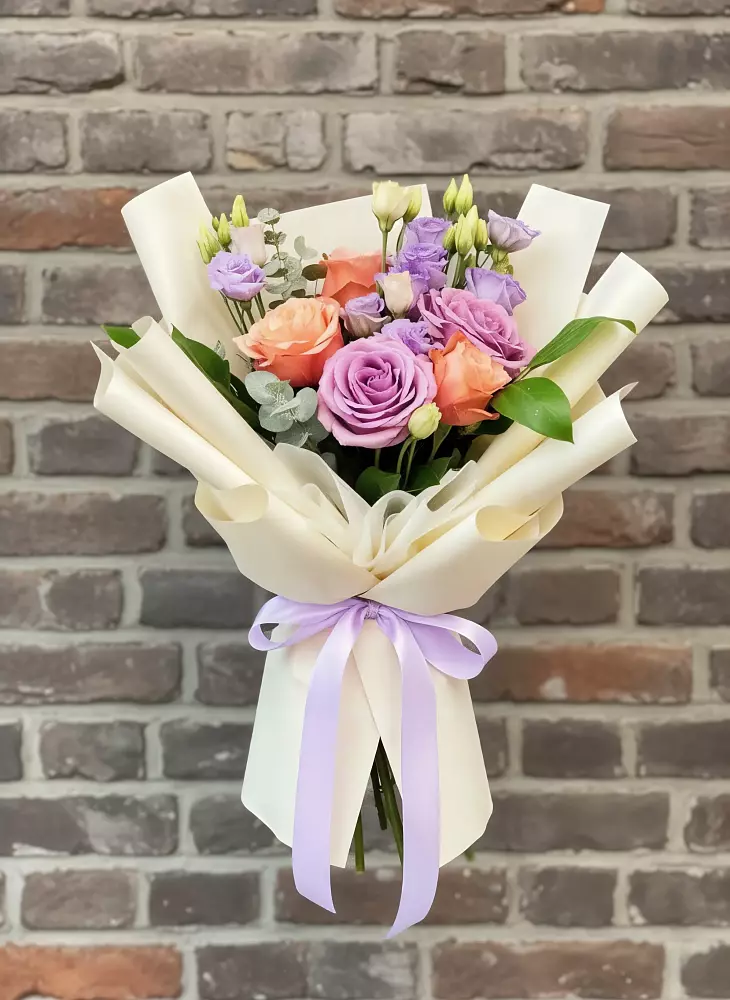 Букет цветов из: Лизиантусы и Розы в Сасыколи