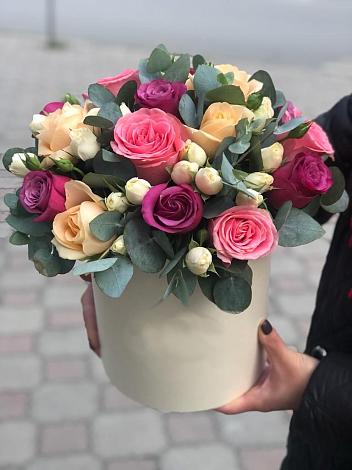 Цветочная композиция из Розы в шляпной коробке в Сасыколи