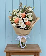 Букет цветов из:  Альстромерии, Лизиантусы, Розы и Хризантемы в Сасыколи