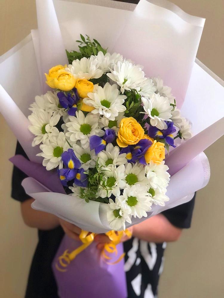 Букет цветов из: Ирисы, Хризантемы и Розы в Сасыколи