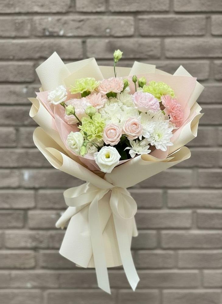 Букет цветов из: Гвоздики, Розы, Лизиантусы и Хризантемы в Сасыколи