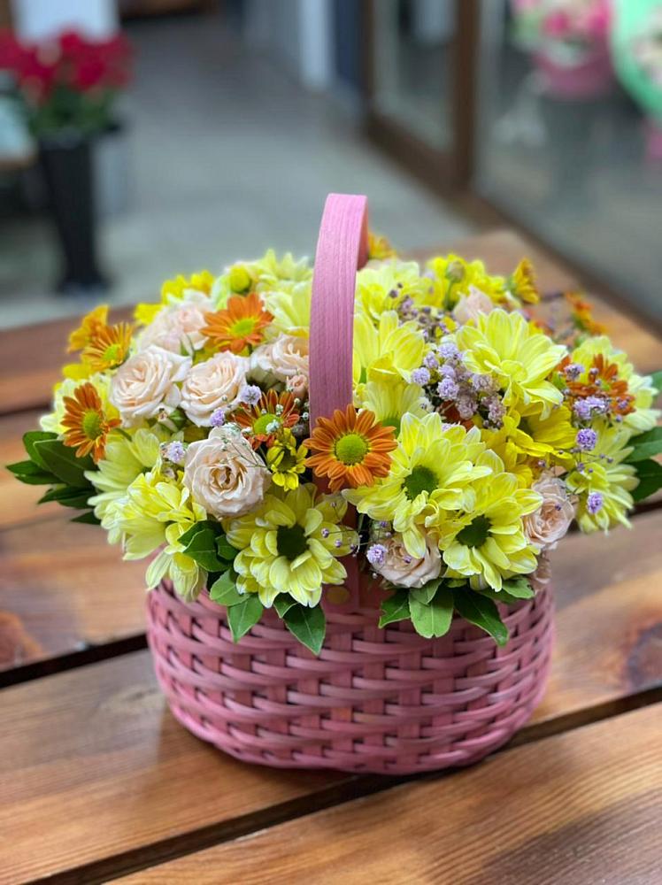 Цветочная композиция из Хризантемы и Розы в корзине в Сасыколи