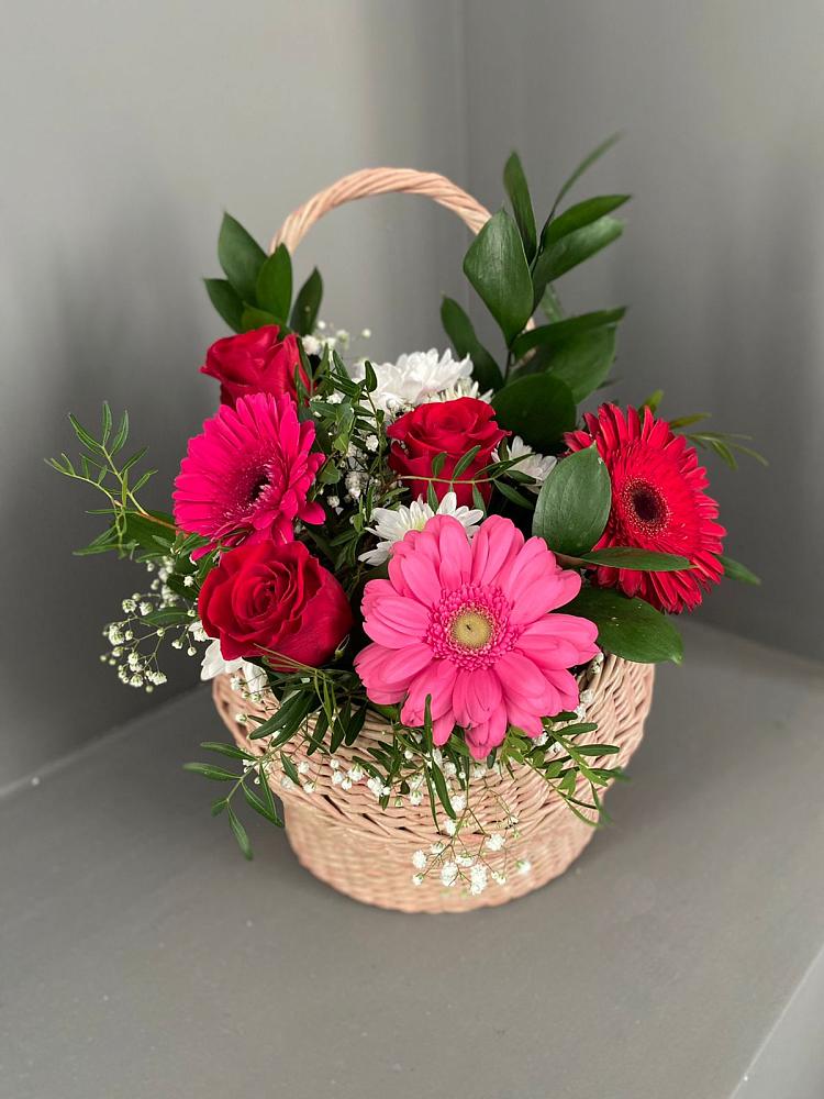 Цветочная композиция из Розы, Хризантемы и Герберы в корзине в Сасыколи